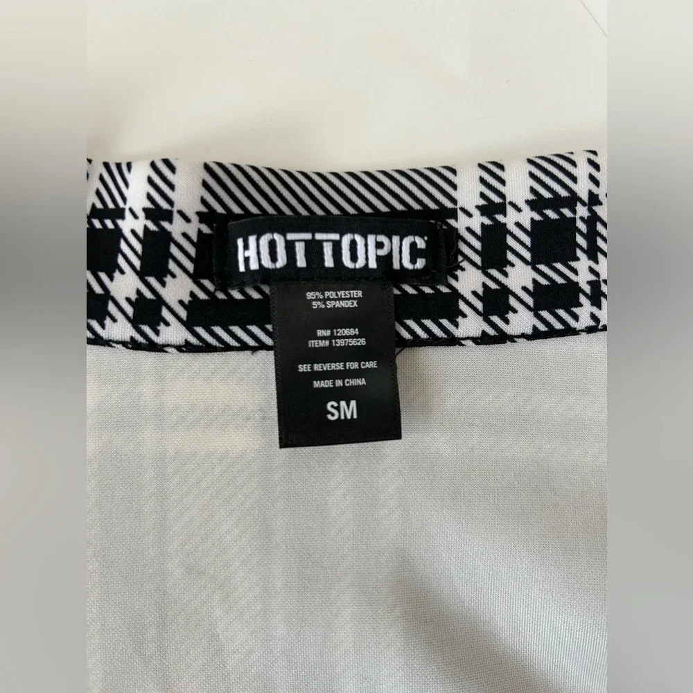 HOT TOPIC BLACK/WHITE PLAID O-RING SKATER SKIRT. Sz. Sm. FUN, FLIRTY, COMFY